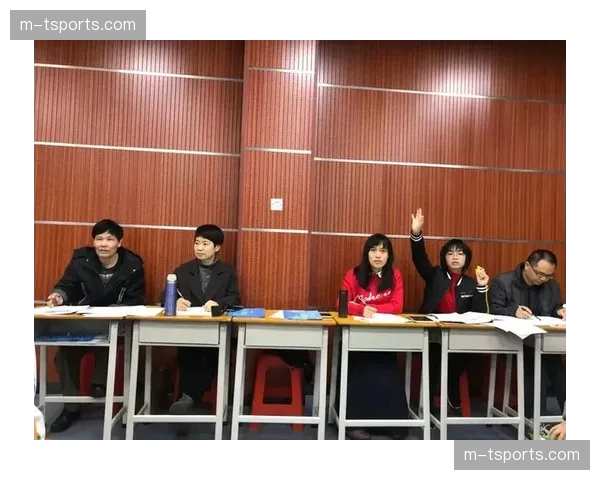 新秀们与家人相拥庆祝职业生涯新起点